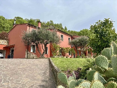 Foto Rustico in via ca'mariani, Vo' di 234 m² con 8 locali in vendita