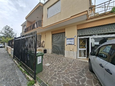 Foto Negozio in VIA CARLO CARMINATI 8, Roma Tor Vergata di 90 m² in vendita