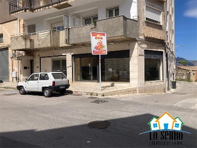 Foto Locale commerciale in CORSO DEI MILLE, Alcamo Semicentro di 415 m²