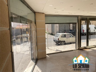 Foto Locale commerciale a Alcamo di 300 m² con 4 locali in vendita