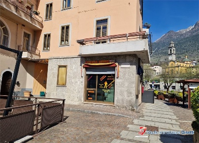 Foto Locale commerciale in Via Porro, Edolo Centro di 97 m² con 3 locali