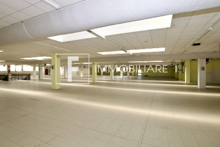 Foto Locale commerciale a Jesolo Jesolo Paese di 360 m² con 1 locali