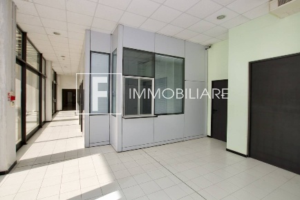 Foto Locale commerciale a Jesolo Jesolo Paese di 257 m² con 4 locali