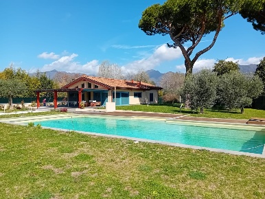 Foto Villa unifamiliare in Via crociale 7, Pietrasanta di 485 m² in vendita