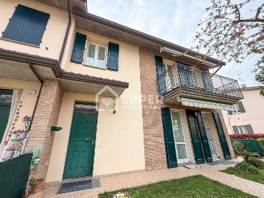 Foto Villa unifamiliare a Faenza di 105 m² con 6 locali in vendita