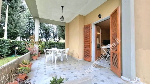 Foto Villa bifamiliare a Massa Centro di 150 m² con 6 locali in vendita