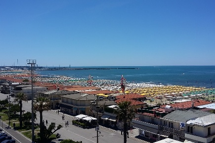 Foto Appartamento in Viale Giosuè Carducci, Viareggio Lungomare di 130 m²