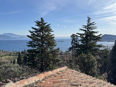 Foto Villa unifamiliare a San Felice del Benaco Centro di 634 m² in vendita