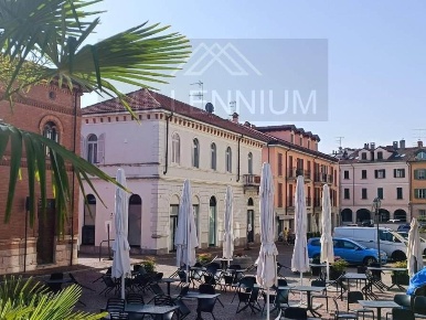Foto Negozio a Arona di 110 m² con 4 locali in vendita