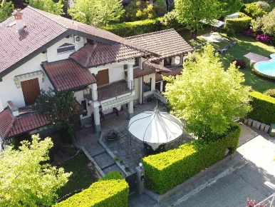 Foto Villa unifamiliare a Dormelletto di 296 m² con 7 locali in vendita