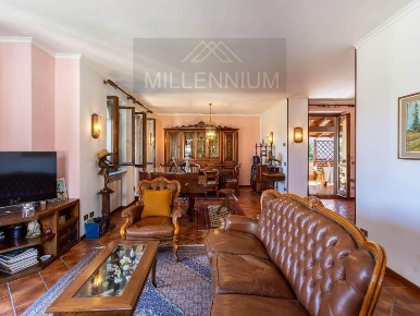 Foto Villa unifamiliare a Stresa di 200 m² con 7 locali in vendita