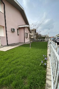 Foto Villa bifamiliare a Montecchio Maggiore di 150 m² con 6 locali