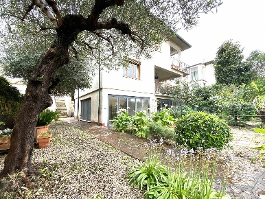 Foto Appartamento a Cecina Cecina Centro di 126 m² con 6 locali in vendita