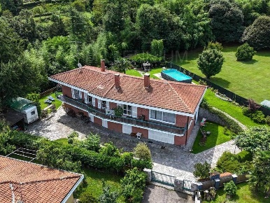 Foto Villa unifamiliare a Arona di 220 m² con 10 locali in vendita