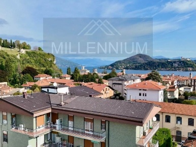 Foto Attico a Arona Centro di 120 m² con 4 locali in affitto