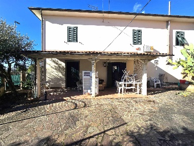 Foto Casa indipendente in via provinciale per Montecarlo, Montecarlo Centro