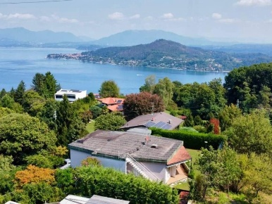 Foto Villa unifamiliare a Arona Centro di 250 m² con 4 locali in vendita