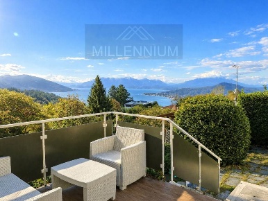 Foto Villa unifamiliare a Arona Centro di 250 m² con 4 locali in vendita