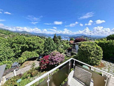 Foto Villa unifamiliare a Arona Centro di 250 m² con 4 locali in vendita