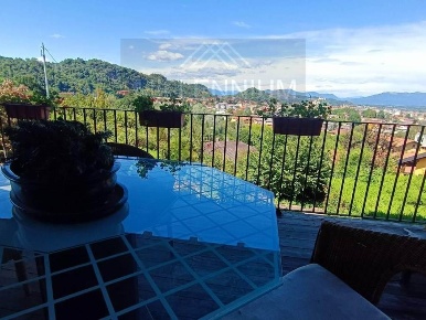 Foto Villa unifamiliare a Arona di 250 m² con 5 locali in vendita