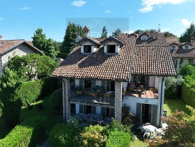 Foto Villa unifamiliare a Arona Centro di 250 m² con 5 locali in vendita