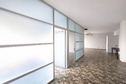 Foto Negozio in Via Martiri della Libertà 13, Arona Centro di 100 m²