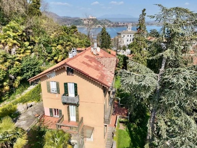 Foto Villa unifamiliare a Arona Centro di 400 m² con 10 locali in vendita