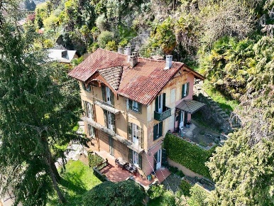 Foto Villa unifamiliare a Arona Centro di 400 m² con 10 locali in vendita