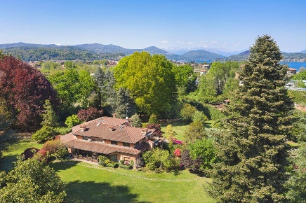 Foto Villa unifamiliare a Arona Centro di 900 m² con 20 locali in vendita