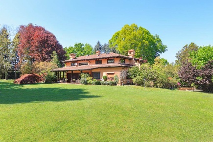 Foto Villa unifamiliare a Arona Centro di 900 m² con 20 locali in vendita