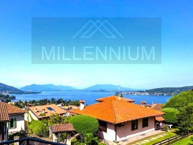 Foto Villa unifamiliare a Meina Centro di 400 m² con 7 locali in vendita