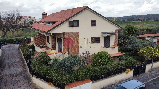 Foto Casa indipendente in Via Gianfranco Merli 23, Livorno di 220 m²