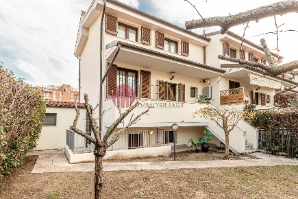Foto Casa indipendente in Via del Crocino 38, Livorno di 180 m² in vendita