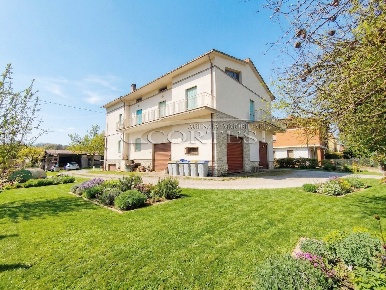 Foto Casa indipendente a Perugia di 300 m² con 9 locali in vendita