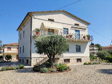 Foto Villa unifamiliare a Perugia di 300 m² con 9 locali in vendita