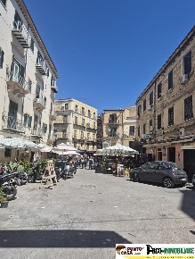 Foto Negozio in Via Porta di Castro, Palermo Cassaro di 54 m² con 2 locali
