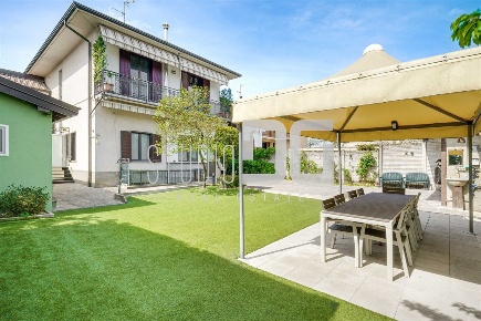 Foto Villa bifamiliare in Via Como, Cesano Maderno di 360 m² con 10 locali