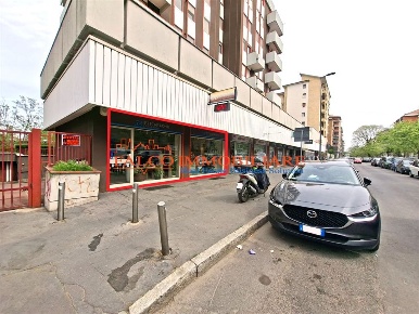 Foto Negozio in Via Ettore Ponti, Milano Barona di 64 m² con 2 locali