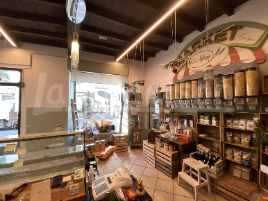 Foto Negozio in via XXV aprile, Gavirate Centro di 45 m² con 2 locali