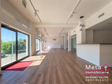 Foto Negozio in via della Liberazione, Peschiera Borromeo di 210 m²