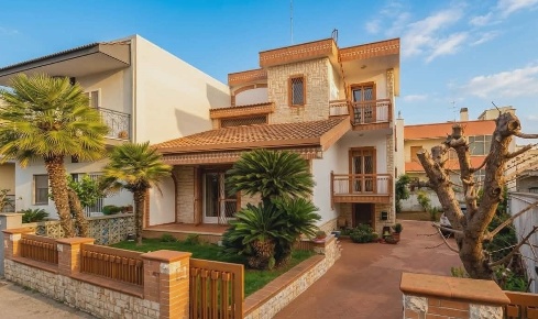 Foto Villa unifamiliare in Via Sammichele 38, Casamassima di 370 m²