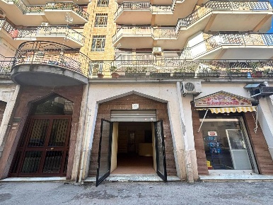 Foto Locale commerciale in alcide de gasperi, Mugnano di Napoli Centro
