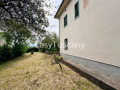 Foto Villa unifamiliare in Via di Montecarlo, Montecarlo di 305 m²