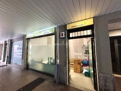 Foto Negozio in Via Giuseppe Di Vittorio 54, Opera Centro di 55 m²