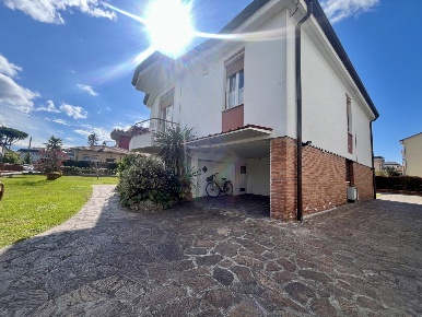 Foto Appartamento a Massa Marina di Massa Centro di 90 m² con 5 locali