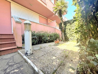 Foto Villa a schiera a Massa Marina di Massa Centro di 75 m² con 3 locali