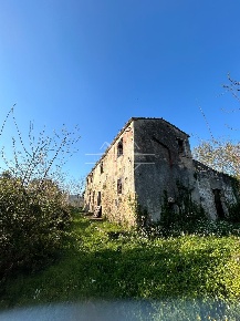 Foto Casale a Carrara Centro di 190 m² con 7 locali in vendita