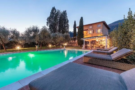 Foto Villa unifamiliare a Lucca Chiatri - Piazzano di 750 m² con 15 locali