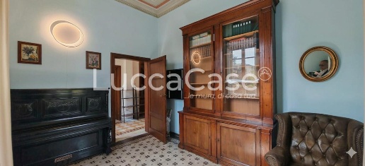 Foto Villa unifamiliare a Lucca Sant'Anna di 350 m² con 11 locali