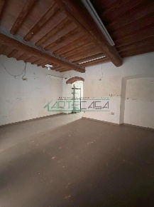 Foto Locale commerciale a Pontedera Centro di 50 m² con 2 locali in affitto